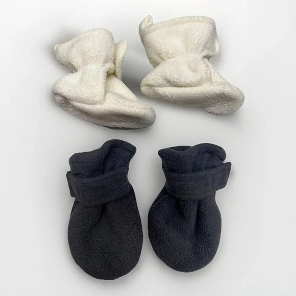 HUDSON Baby Booties Ivory Shoes 0-6 Months & Mittens Gloves FLEECE Warm Unisex - Picture 1 of 8